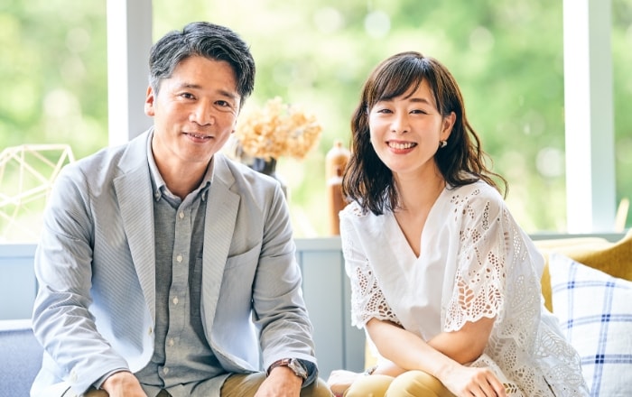 男性と女性が座ソファーに座っている写真