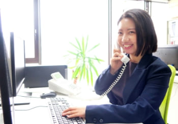女性が電話に出ている写真