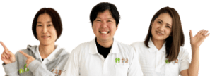 社員3人が並んでいる写真