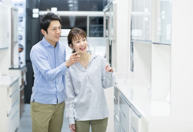 男性と女性がショールームを見ている写真