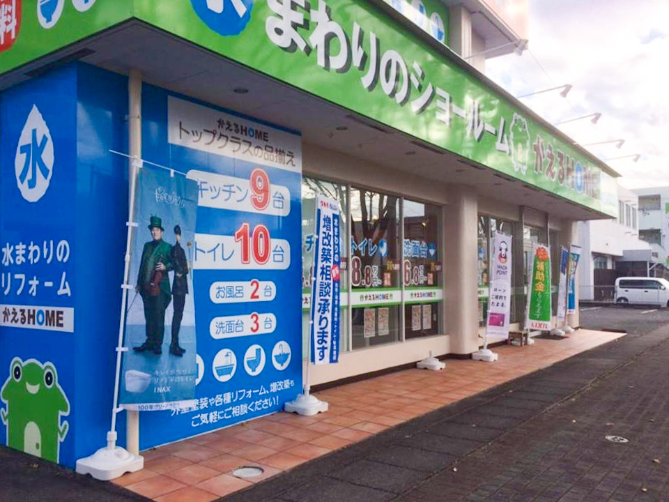 店舗右側には駐車場もご用意しています!