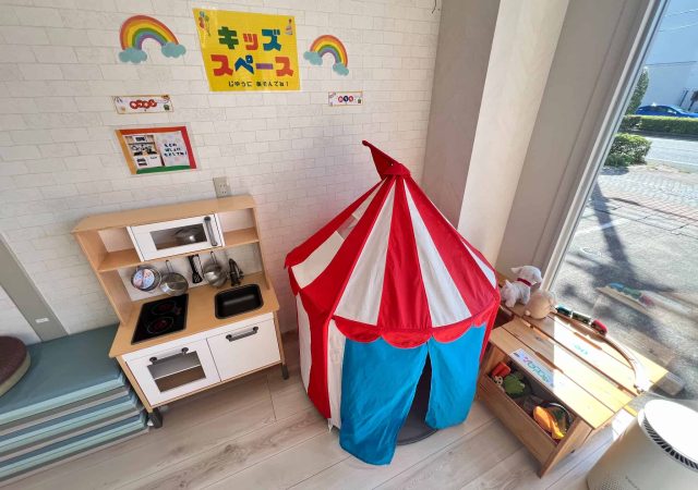 新入社員が初日から大活躍!手作りPOPでキッズスペースを飾る