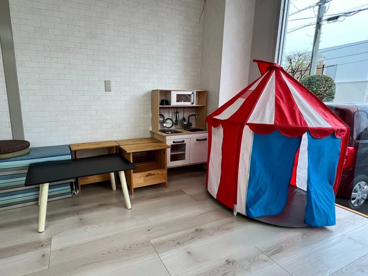 新入社員が初日から大活躍！手作りPOPでキッズスペースを飾る